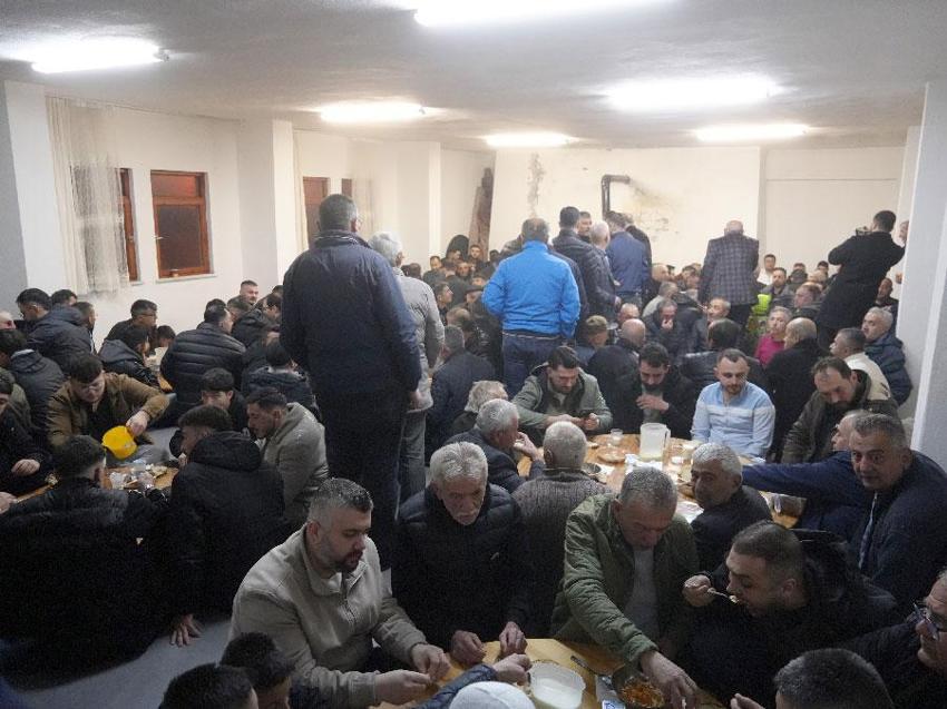 8 asırdır arife günleri ve Regaip kandillerinde gerçekleştirilen 'tekke çorbası' geleneği bu yıl da yaşatıldı