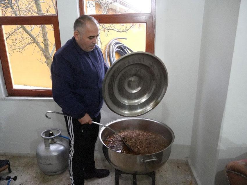 8 asırdır arife günleri ve Regaip kandillerinde gerçekleştirilen 'tekke çorbası' geleneği bu yıl da yaşatıldı