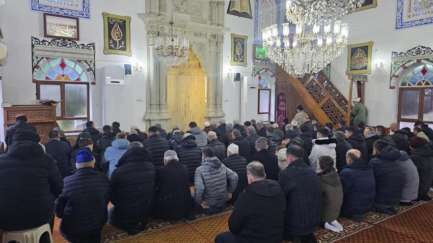 72 yıldır aynı geleneği sürdürüyorlar! Uzun kuyruklar oluştu
