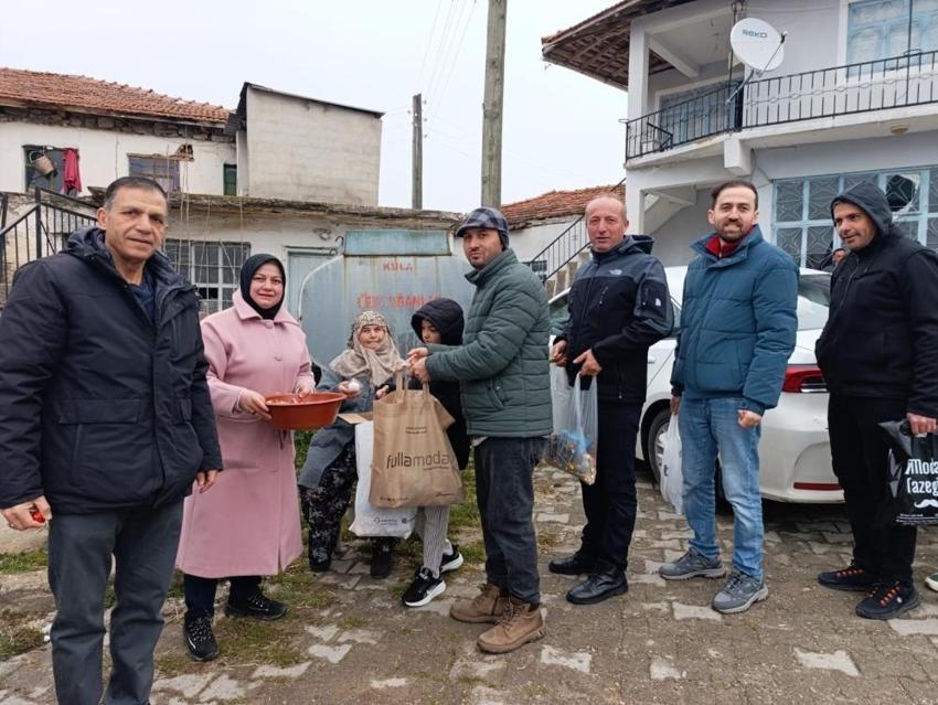 Bu köyde sadece çocuklar değil büyükler de kapı kapı geziyor! Herkes kuyruğa girdi