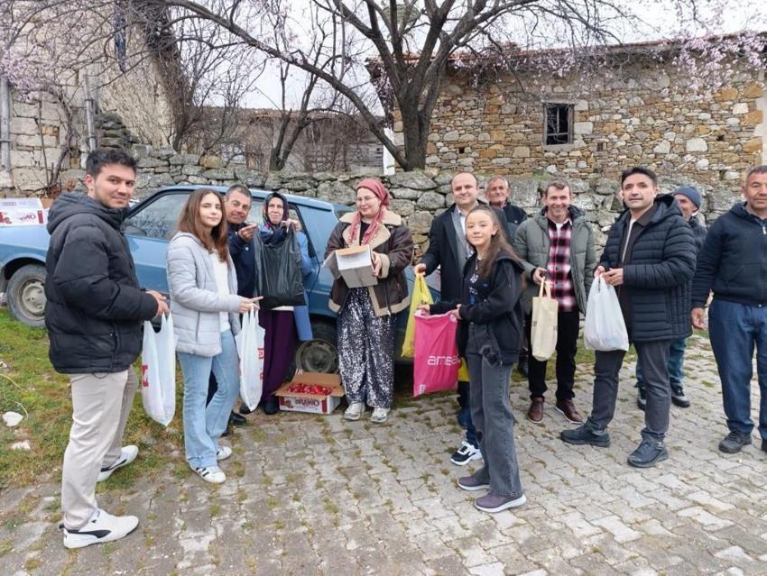 Bu köyde sadece çocuklar değil büyükler de kapı kapı geziyor! Herkes kuyruğa girdi