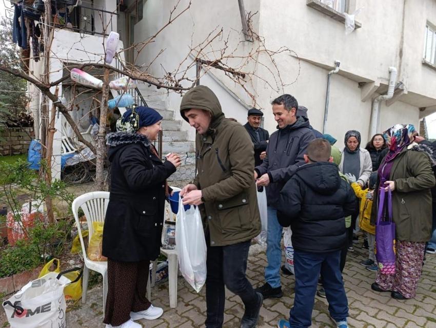 Bu köyde sadece çocuklar değil büyükler de kapı kapı geziyor! Herkes kuyruğa girdi