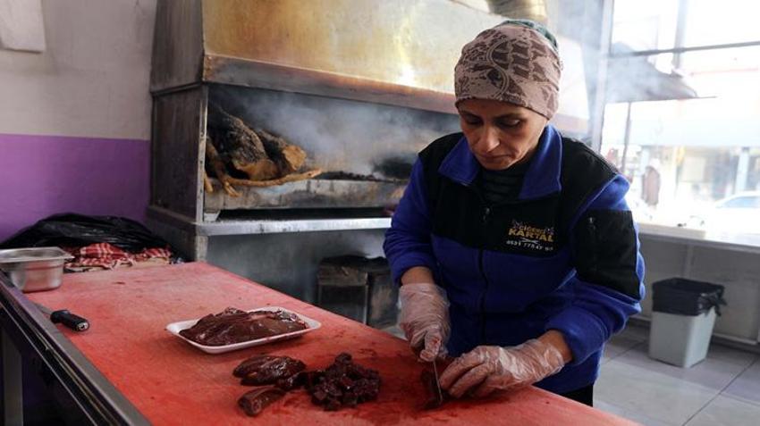 Geçimini sağlamak için eşiyle dükkan açtı! Önce yadırgadılar, şimdi siparişlere yetişemiyor