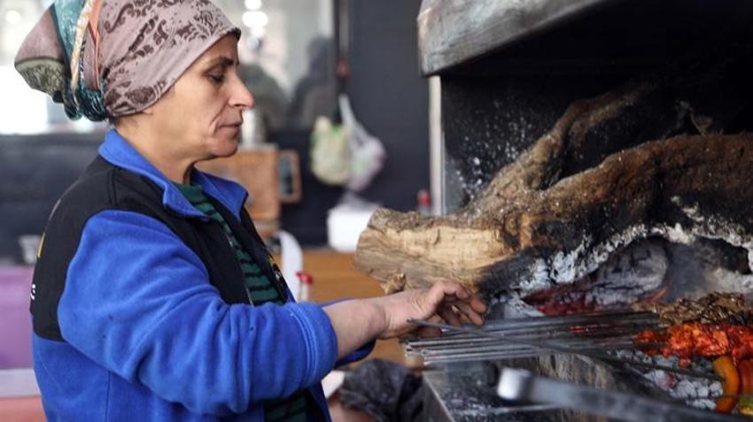 Geçimini sağlamak için eşiyle dükkan açtı! Önce yadırgadılar, şimdi siparişlere yetişemiyor
