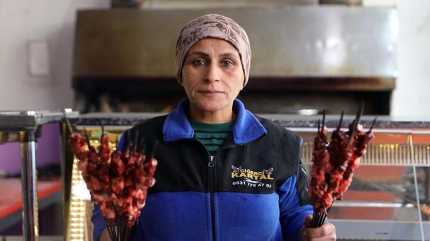Geçimini sağlamak için eşiyle dükkan açtı! Önce yadırgadılar, şimdi siparişlere yetişemiyor