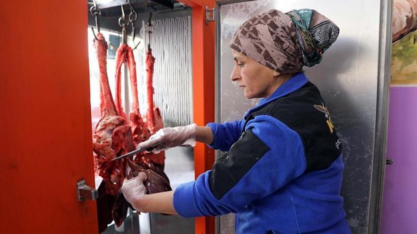 Geçimini sağlamak için eşiyle dükkan açtı! Önce yadırgadılar, şimdi siparişlere yetişemiyor