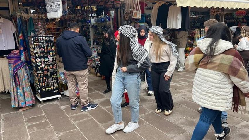 İğne atsan yere düşmez! Doluluk yüzde 80'e ulaştı: Turistler Kapadokya'ya akın etti