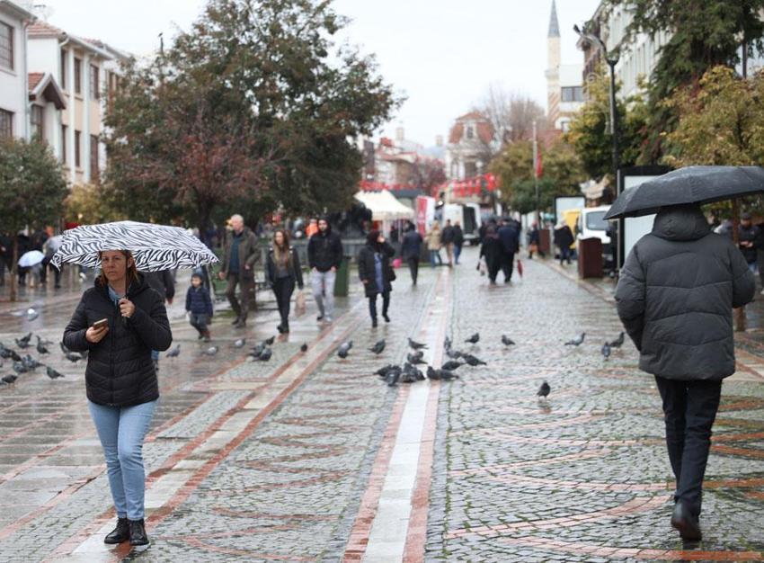 Kar yapışları ve sağanaklar bayram boyunca sürecek: Meteoroloji İstanbul dahil 20 kent için alarm verdi