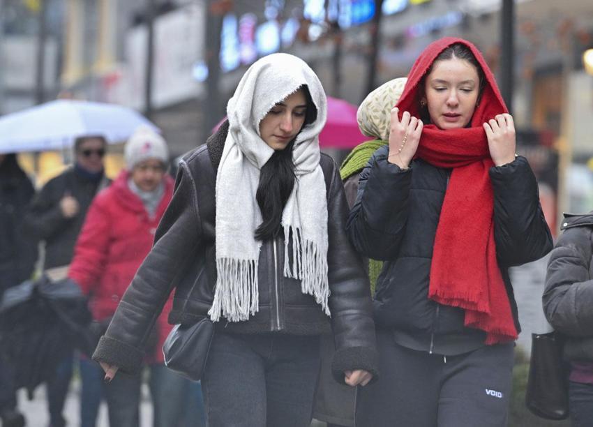 Kar yapışları ve sağanaklar bayram boyunca sürecek: Meteoroloji İstanbul dahil 20 kent için alarm verdi