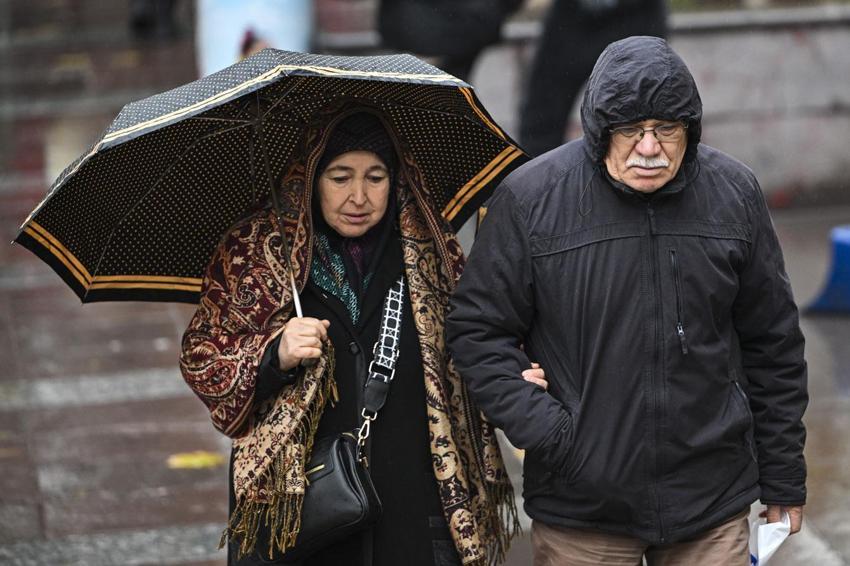 Kar yapışları ve sağanaklar bayram boyunca sürecek: Meteoroloji İstanbul dahil 20 kent için alarm verdi