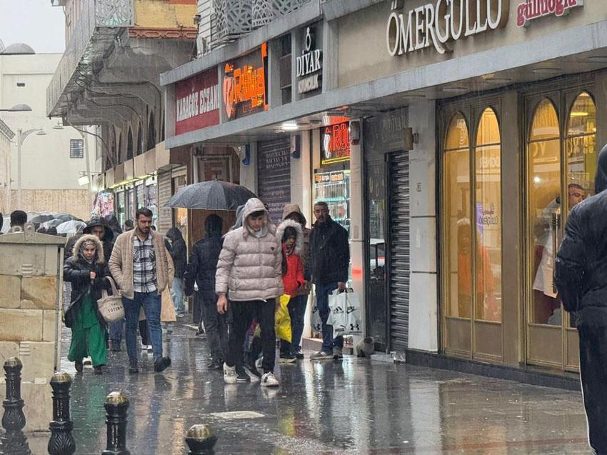 Kar yapışları ve sağanaklar bayram boyunca sürecek: Meteoroloji İstanbul dahil 20 kent için alarm verdi
