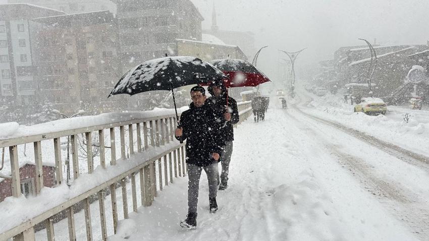 Kar yapışları ve sağanaklar bayram boyunca sürecek: Meteoroloji İstanbul dahil 20 kent için alarm verdi