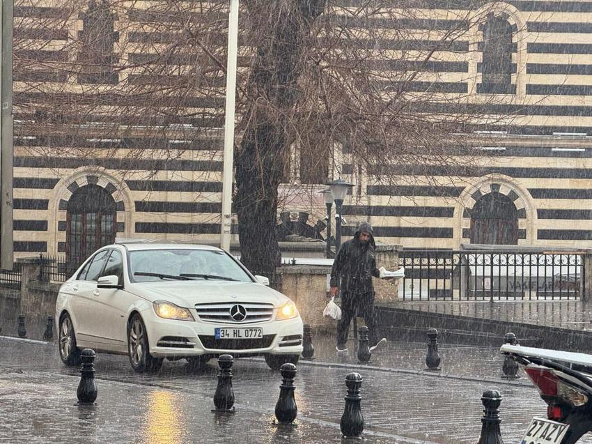 Kar yapışları ve sağanaklar bayram boyunca sürecek: Meteoroloji İstanbul dahil 20 kent için alarm verdi