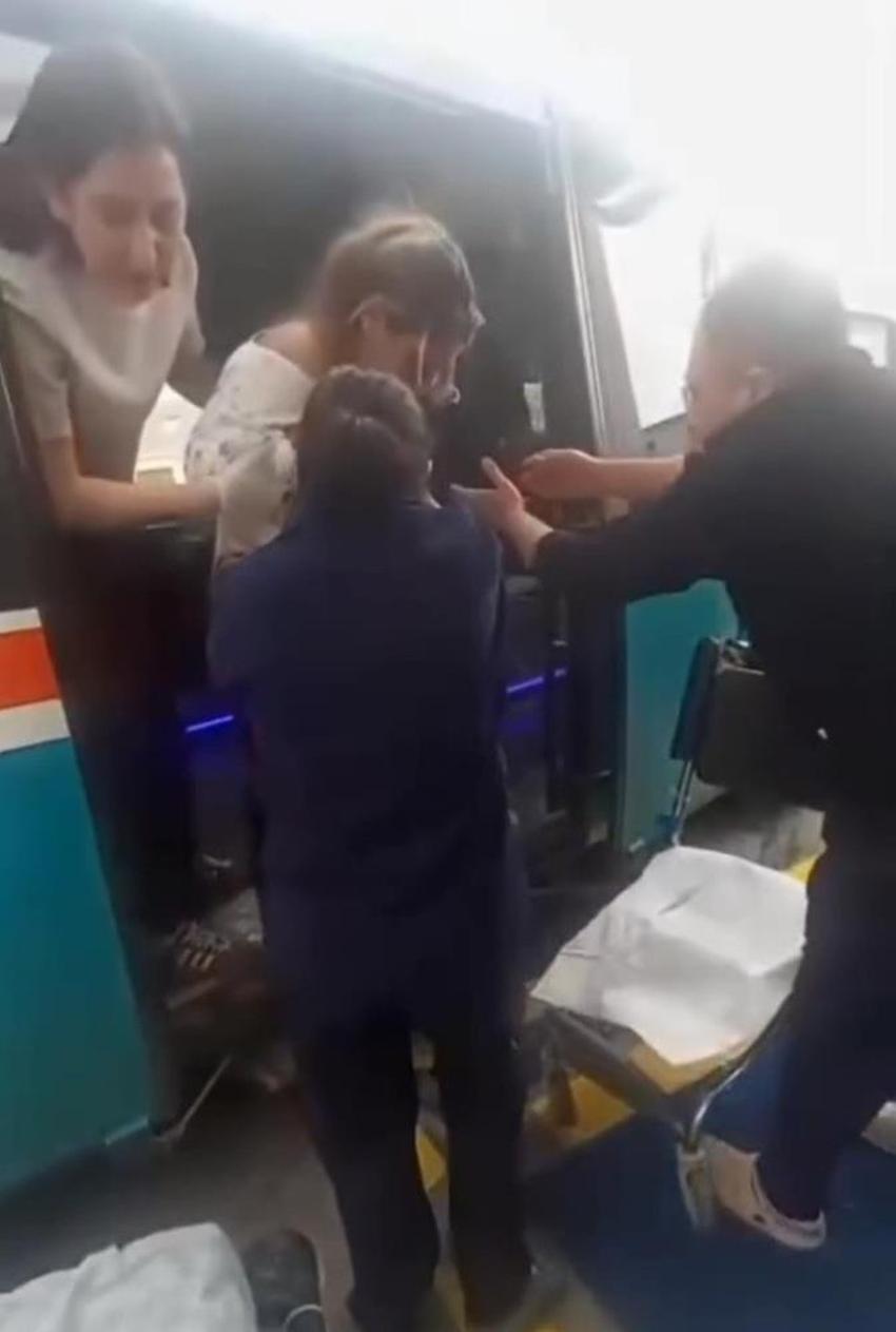 Minibüste sancıları artan kadın doğum yaptı! Şoförün müdahalesi anne ve bebeği kurtardı