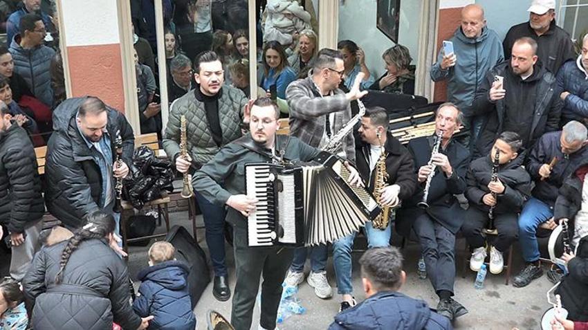 Balkan göçmenleri bayramı 'Arife Çalgısı' ile karşıladılar! 7'den 77'ye herkes sokaktaydı!