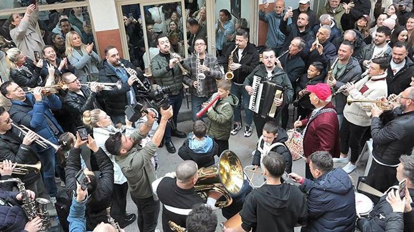 Balkan göçmenleri bayramı 'Arife Çalgısı' ile karşıladılar! 7'den 77'ye herkes sokaktaydı!