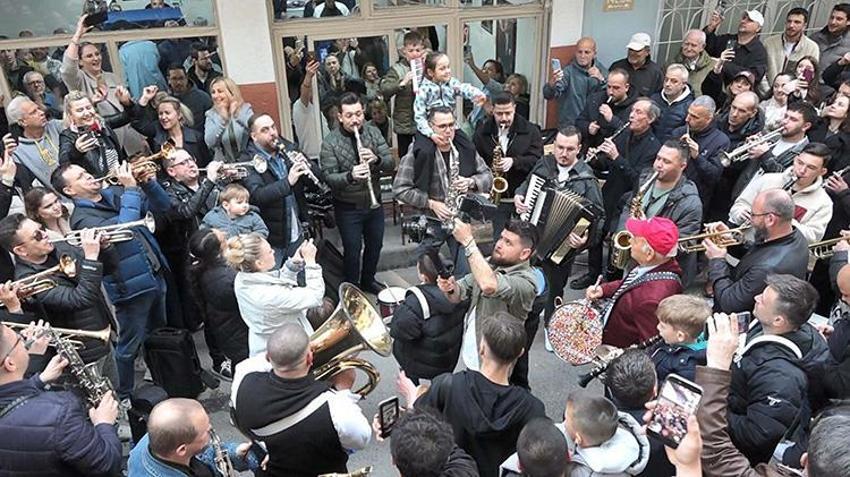 Balkan göçmenleri bayramı 'Arife Çalgısı' ile karşıladılar! 7'den 77'ye herkes sokaktaydı!
