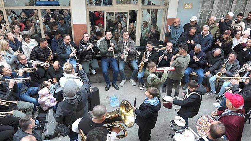 Balkan göçmenleri bayramı 'Arife Çalgısı' ile karşıladılar! 7'den 77'ye herkes sokaktaydı!