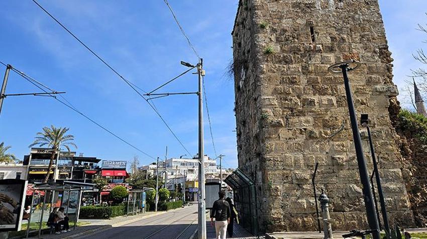 Antalya'da tramvay tehlikesi büyüyor! Kale Kapısının yıkılma riski belediyeyi harekete geçirdi