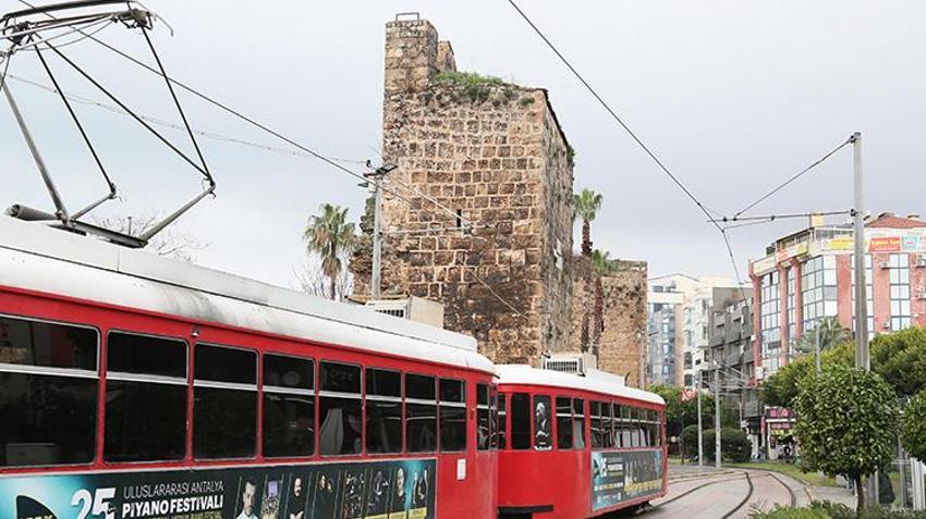 Antalya'da tramvay tehlikesi büyüyor! Kale Kapısının yıkılma riski belediyeyi harekete geçirdi