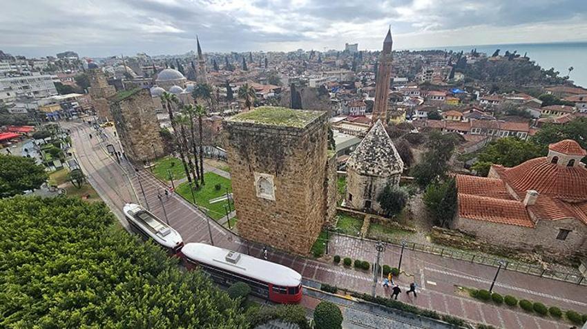 Antalya'da tramvay tehlikesi büyüyor! Kale Kapısının yıkılma riski belediyeyi harekete geçirdi