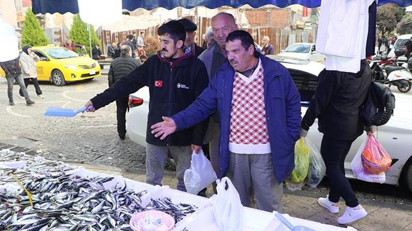 Karadeniz’de hamsi patlaması yaşanıyor ama tezgahlar sessiz: Bayram telaşı balığı unutturdu!