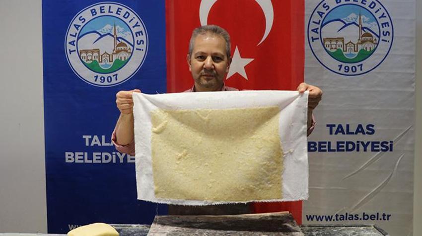Kayseri’de 300 yıllık konakta soğan, sarımsak ve eski kıyafetler 'bin yıllık' kağıda dönüşüyor!