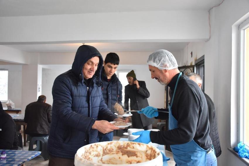 Sakarya'da 117 yıldır devam eden gelenek: Kazanlar kuruldu, binlerce kişiye dağıtıldı