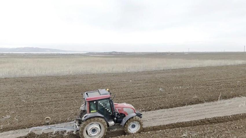 Adilcevaz'da bahar ile birlikte arpa ekimi başladı