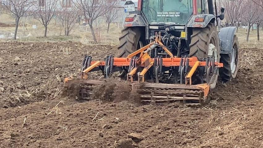 Adilcevaz'da bahar ile birlikte arpa ekimi başladı
