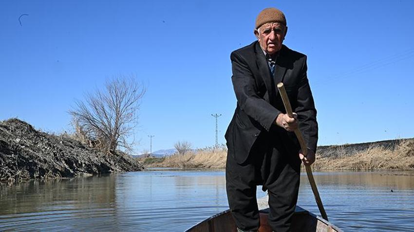 Gavur Gölü su tutunca o da döndü! Yerli Robinson 10 yıl sonra ilk kez kayığıyla göle açıldı