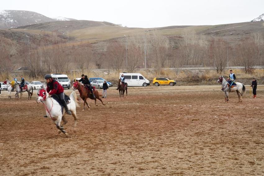 Bayburt'ta bayram coşkusu: Cirit sahaları doldu taştı