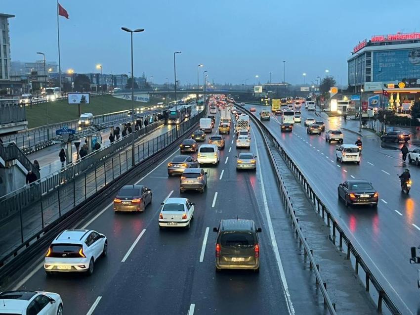 İstanbul'da bayram sonrası trafik kilitlendi! Araç kuyrukları uzadı