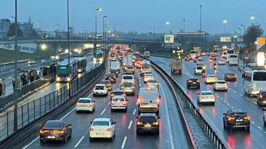 İstanbul'da bayram sonrası trafik kilitlendi! Araç kuyrukları uzadı