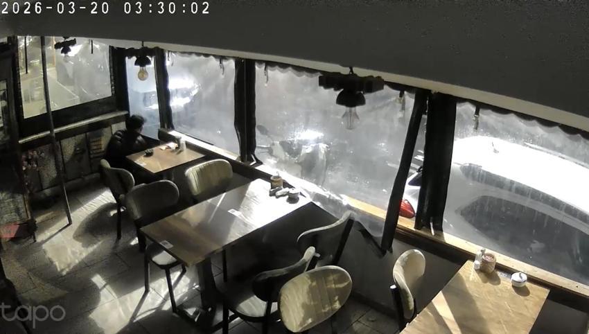Boşanma aşamasındaki eşinin kafeteryasına girip hırsızlık yaptı! Polise 'Sürpriz yaptım' dedi! O anlar kamerada