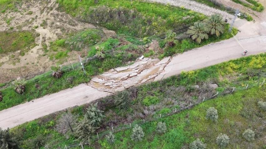 Adana'da bir haftadır yağan yağmur yolları çökertti! Seyhan Barajı kıyısındaki yol kağıt gibi