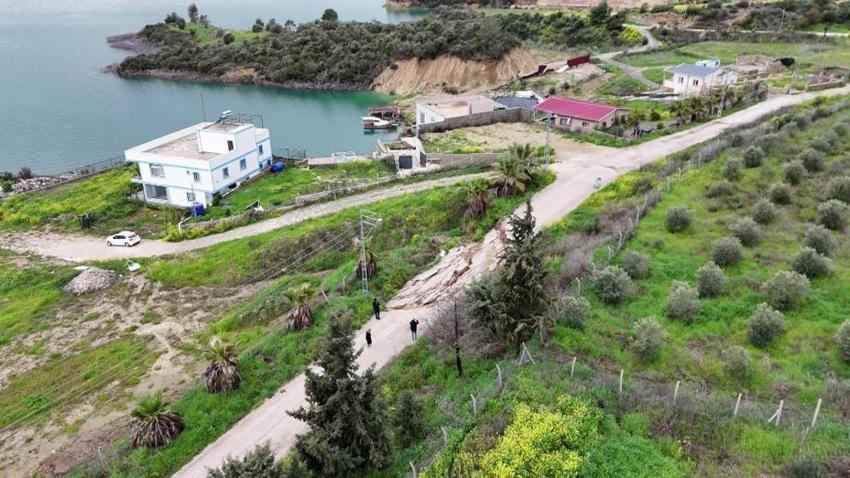 Adana'da bir haftadır yağan yağmur yolları çökertti! Seyhan Barajı kıyısındaki yol kağıt gibi