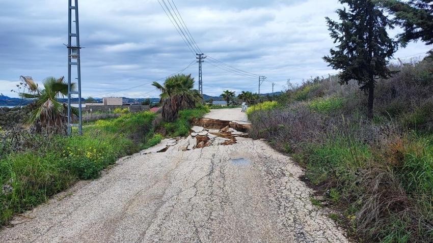 Adana'da bir haftadır yağan yağmur yolları çökertti! Seyhan Barajı kıyısındaki yol kağıt gibi