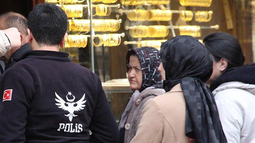 Bolu'da kuyumcudaki yoğunluğu görüntüleyen gazeteci darbedildi: 'Sen bizim ekmeğimizle mi oynuyorsun?'