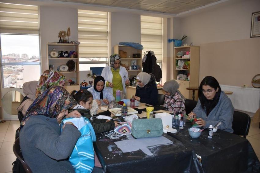 Geri dönüşümle gelen kazanç: Gaziantepli kadınlar atık malzemeleri sanat eserine çeviriyor