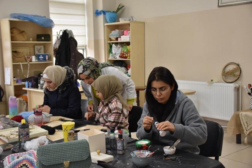 Geri dönüşümle gelen kazanç: Gaziantepli kadınlar atık malzemeleri sanat eserine çeviriyor