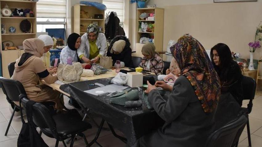 Geri dönüşümle gelen kazanç: Gaziantepli kadınlar atık malzemeleri sanat eserine çeviriyor