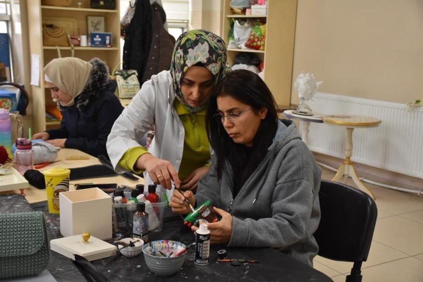 Geri dönüşümle gelen kazanç: Gaziantepli kadınlar atık malzemeleri sanat eserine çeviriyor
