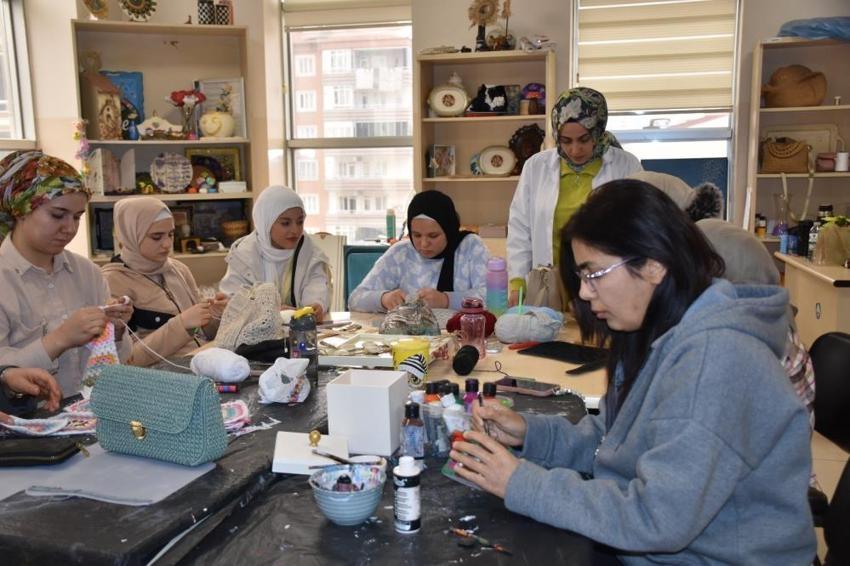 Geri dönüşümle gelen kazanç: Gaziantepli kadınlar atık malzemeleri sanat eserine çeviriyor