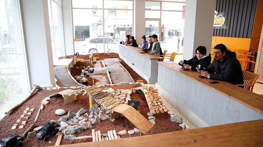 Bu kafede kahve içerken ekskavatör kullanıyorsunuz: Samsun’da beyaz yakalı mesaisine kepçe arası! İş makinesi tutkunları bu kafede buluşuyor