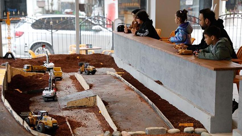 Bu kafede kahve içerken ekskavatör kullanıyorsunuz: Samsun’da beyaz yakalı mesaisine kepçe arası! İş makinesi tutkunları bu kafede buluşuyor