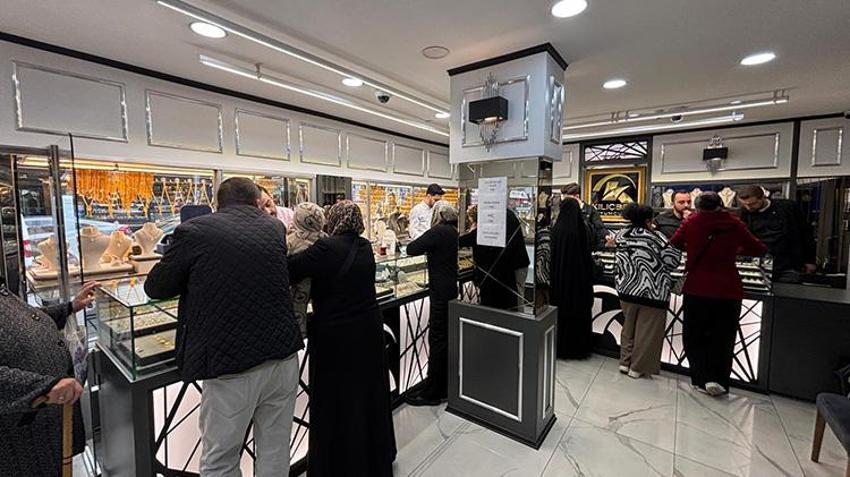 Altın fiyatları düşünce talep patladı: Kuyumcular satacak altın kalmayınca dükkana, 'vallahi billahi tillahi yok' yazısı astı