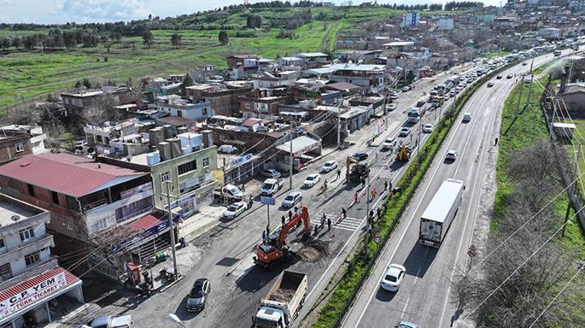 Diyarbakır-Silvan karayolunda çökme!
