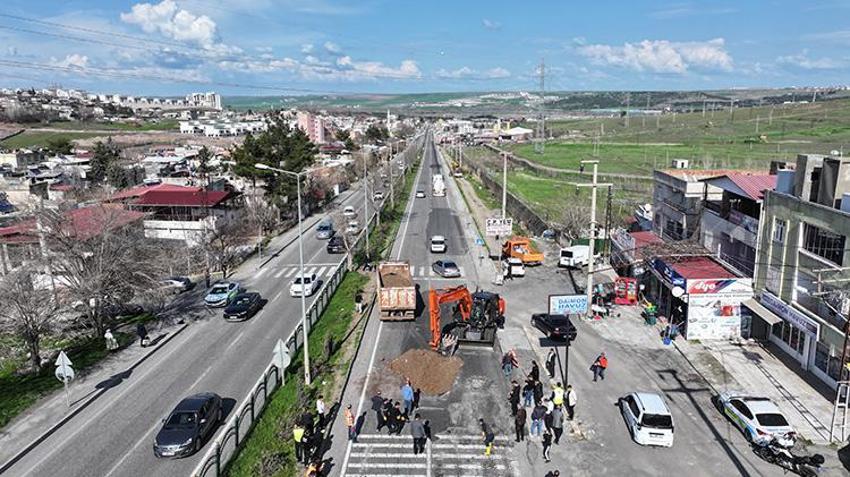 Diyarbakır-Silvan karayolunda çökme!