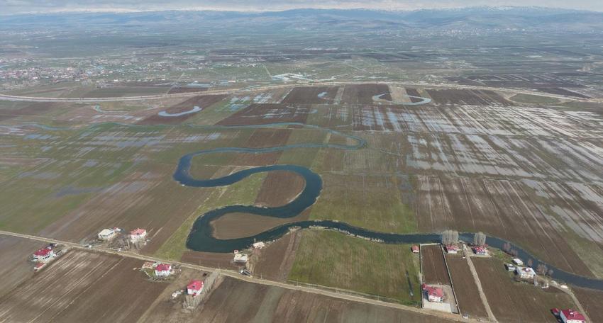 Muş Ovası’nda karlar eridi çiftçiler zor durumda kaldı: Tarım arazileri sular altında kaldı göletler oluştu